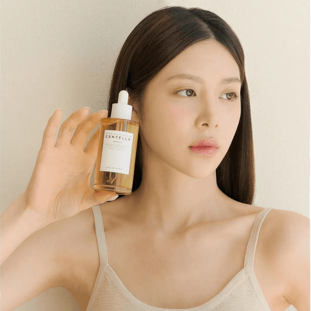 femme tenat un produit skin 1004